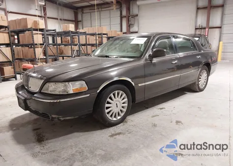 2005 Lincoln Town Car Signature Limited from USA, damaged, VIN 1LNHM82W85Y624625